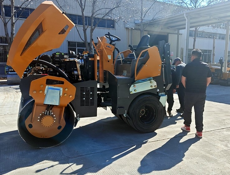 3月18日，哈薩克斯坦客戶來廠體驗(yàn)考察5噸膠輪壓路機(jī)